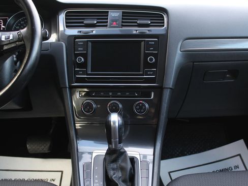 Used 2018 Volkswagen Golf S image 21