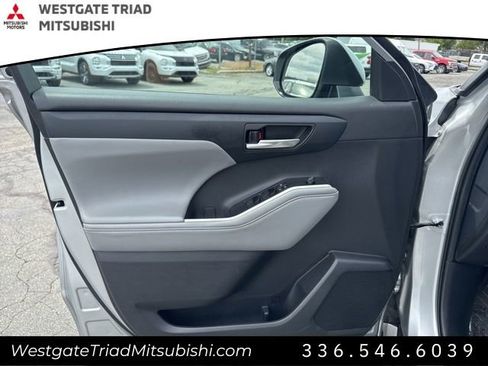Used 2024 Toyota Highlander XLE AWD/4WD image 7
