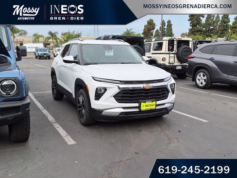 Used 2025 Chevrolet TrailBlazer LT FWD image 2