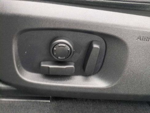 Used 2019 Land Rover Range Rover Evoque SE image 17