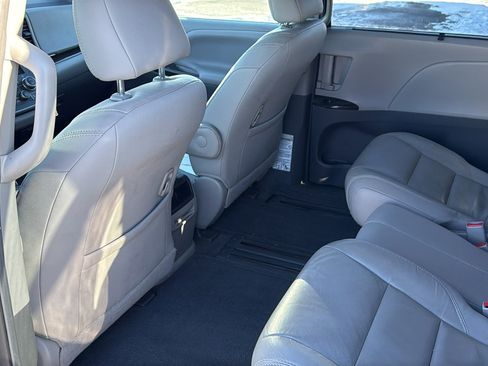 Used 2015 Toyota Sienna XLE image 19