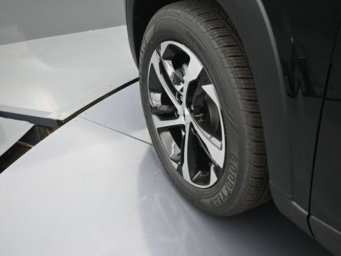 Used 2026 Chevrolet Trax RS w/ Sunroof Package FWD image 27