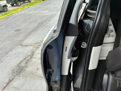 Used 2024 Kia Carnival LX FWD image 21