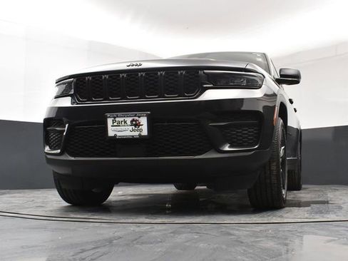 Used 2023 Jeep Grand Cherokee Altitude image 20