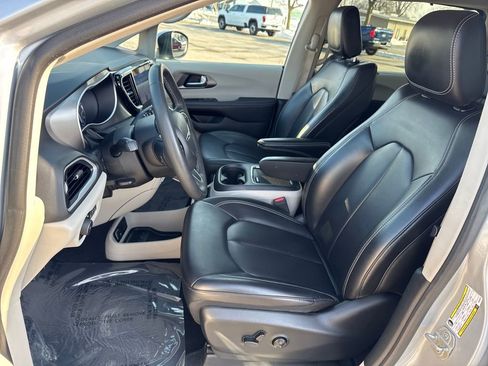 Certified 2023 Chrysler Pacifica Touring-L image 11