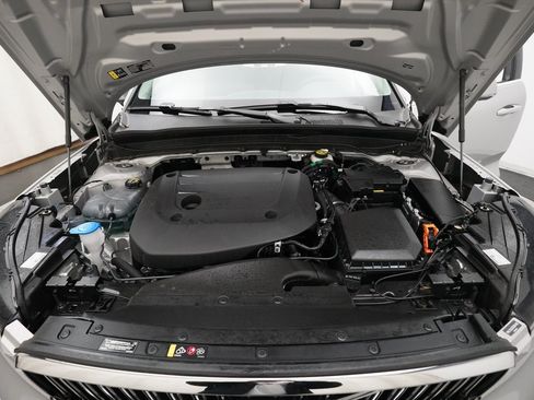 Used 2025 Volvo XC40 B5 Core image 3