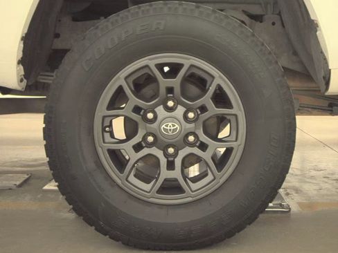 Used 2017 Toyota Tacoma SR5 image 11