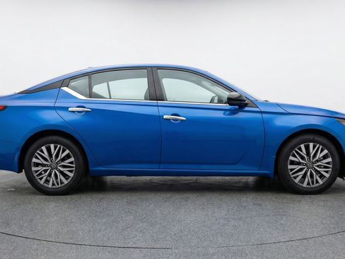 Used 2025 Nissan Altima 2.5 SV FWD image 11