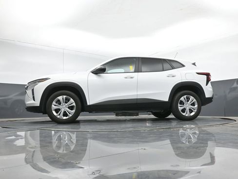 Used 2025 Chevrolet Trax LS image 36