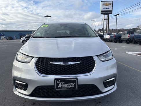 Used 2024 Chrysler Pacifica Touring-L image 9