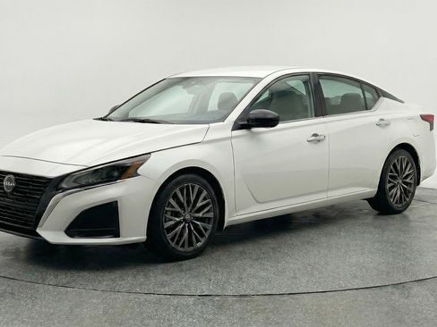 Used 2025 Nissan Altima 2.5 SV FWD image 3
