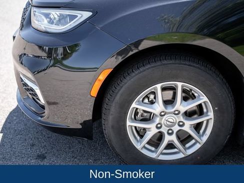 Used 2023 Chrysler Pacifica Touring-L FWD image 6