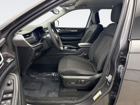 Used 2023 Jeep Grand Cherokee Laredo image 10