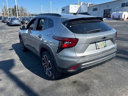 Used 2025 Chevrolet Trax RS w/ Driver Confidence Package image 2