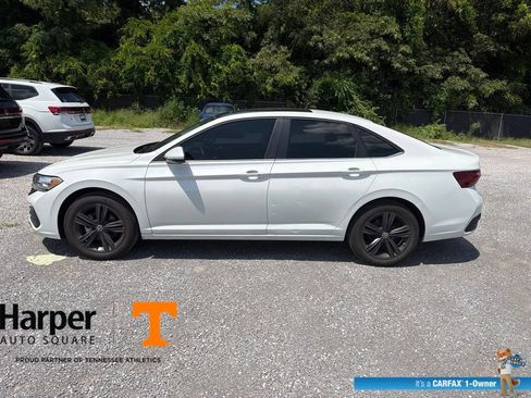 Used 2024 Volkswagen Jetta SE FWD image 2