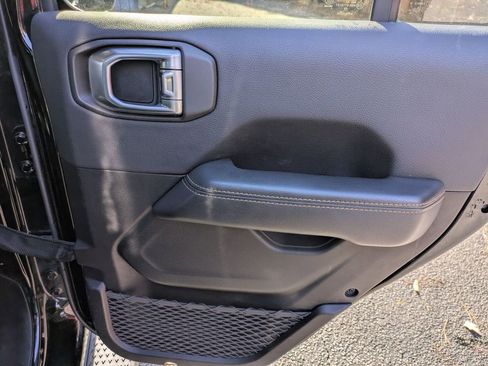 Used 2023 Jeep Gladiator Overland image 34