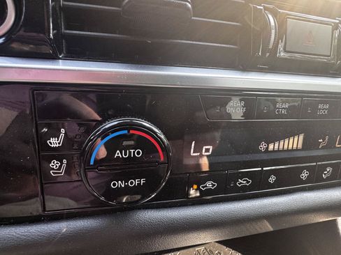 Used 2022 Nissan Pathfinder Platinum AWD/4WD image 34