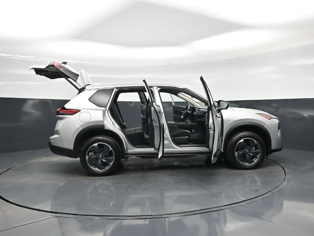 Used 2024 Nissan Rogue SV AWD/4WD image 4
