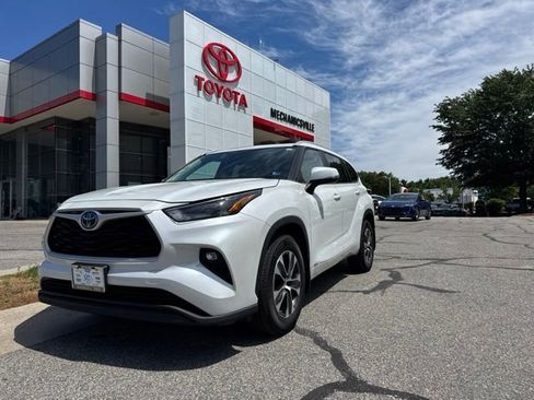 Used 2023 Toyota Highlander XLE AWD/4WD image 1