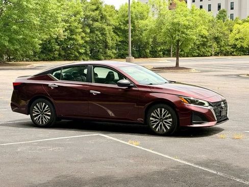 Used 2024 Nissan Altima 2.5 SV FWD image 10
