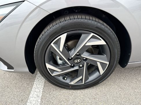 Used 2025 Hyundai Elantra SEL image 18