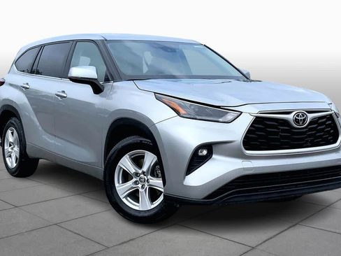 Certified 2024 Toyota Highlander LE image 3