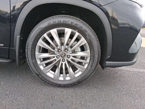 New 2026 Toyota Highlander Platinum AWD/4WD image 3