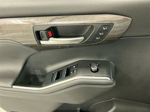 Used 2023 Toyota Highlander Limited image 11