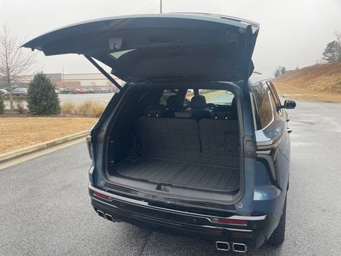 Used 2024 Chevrolet Traverse RS image 22