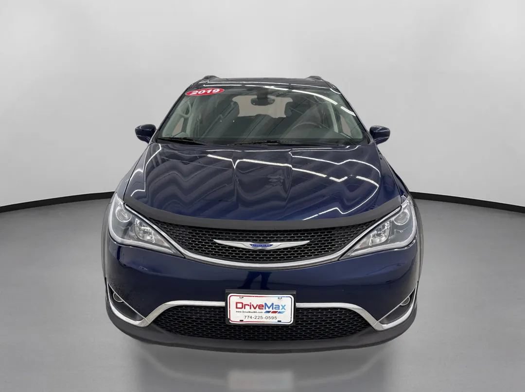 Used 2019 Chrysler Pacifica Touring-L FWD image 2