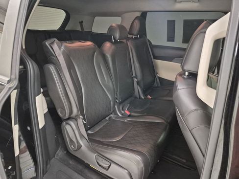 Used 2022 Kia Carnival LX image 28