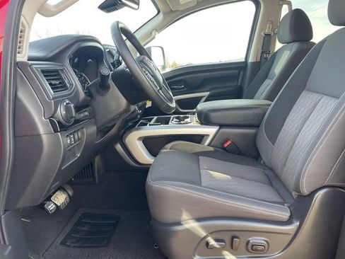 Used 2024 Nissan Titan SV w/ SV Convenience Package image 8