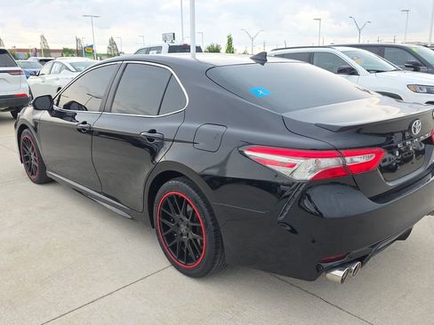 Used 2019 Toyota Camry SE image 3