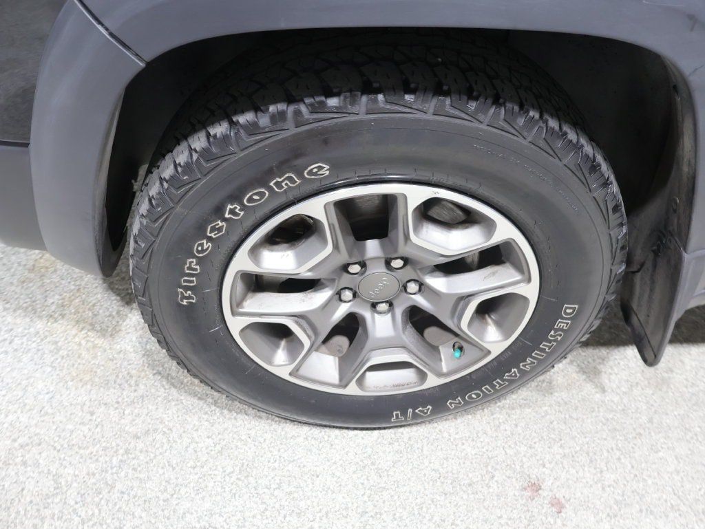 Used 2021 Jeep Cherokee Trailhawk w/ Comfort/Convenience Group AWD/4WD image 10