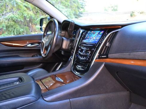 Used 2018 Cadillac Escalade Luxury AWD/4WD image 22