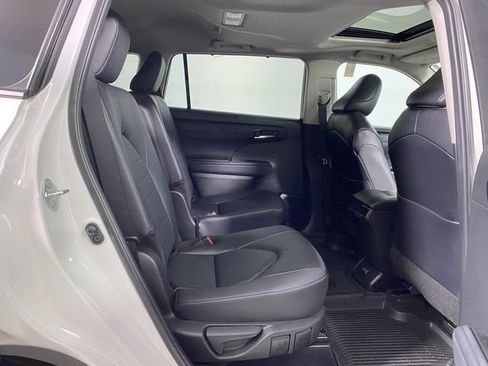 Certified 2024 Toyota Highlander XLE AWD/4WD image 10