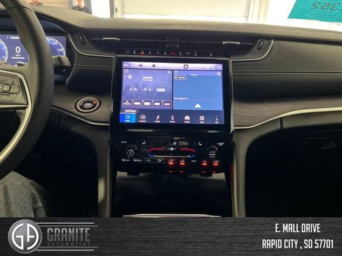 Used 2025 Jeep Grand Cherokee Limited w/ Black Appearance Package AWD/4WD image 14