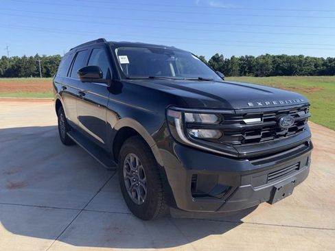 Used 2025 Ford Expedition Active AWD/4WD image 3