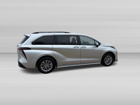 Used 2025 Toyota Sienna XLE FWD image 4