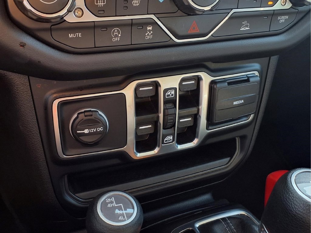 Used 2026 Jeep Wrangler Unlimited Sahara AWD/4WD image 9