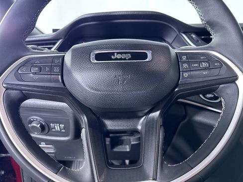 Used 2025 Jeep Grand Cherokee Altitude AWD/4WD image 23