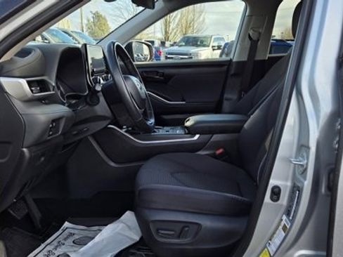 Used 2024 Toyota Highlander LE image 14