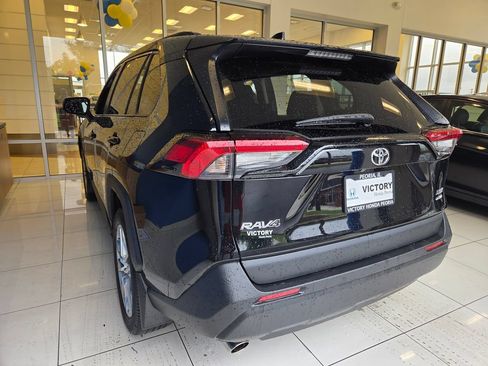 Used 2022 Toyota RAV4 XLE Premium AWD/4WD image 8