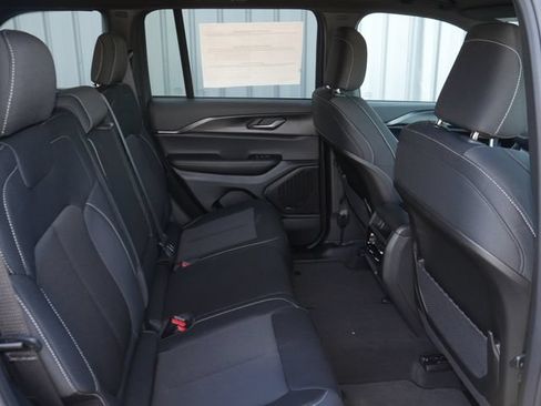 Used 2025 Jeep Grand Cherokee Laredo AWD/4WD image 22