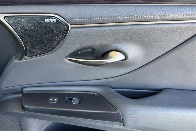 Used 2021 Lexus ES 300h w/ Accessory Package FWD image 17