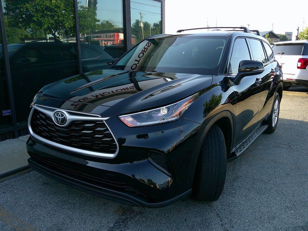 Used 2021 Toyota Highlander L FWD image 2