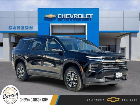 Used 2024 Chevrolet Traverse LT image 1