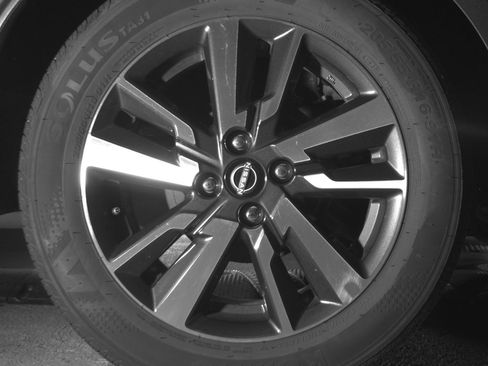 Used 2025 Nissan Versa SV image 15