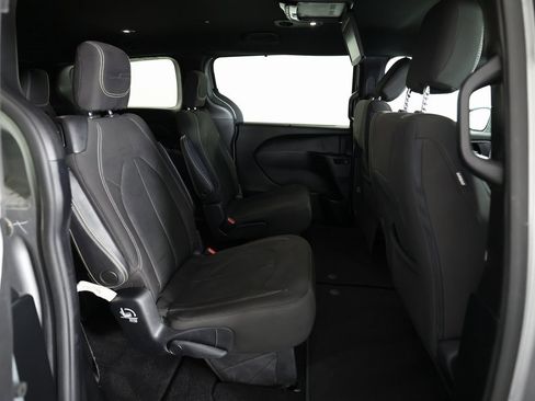 Used 2018 Chrysler Pacifica Touring Plus w/ S Appearance Package image 11