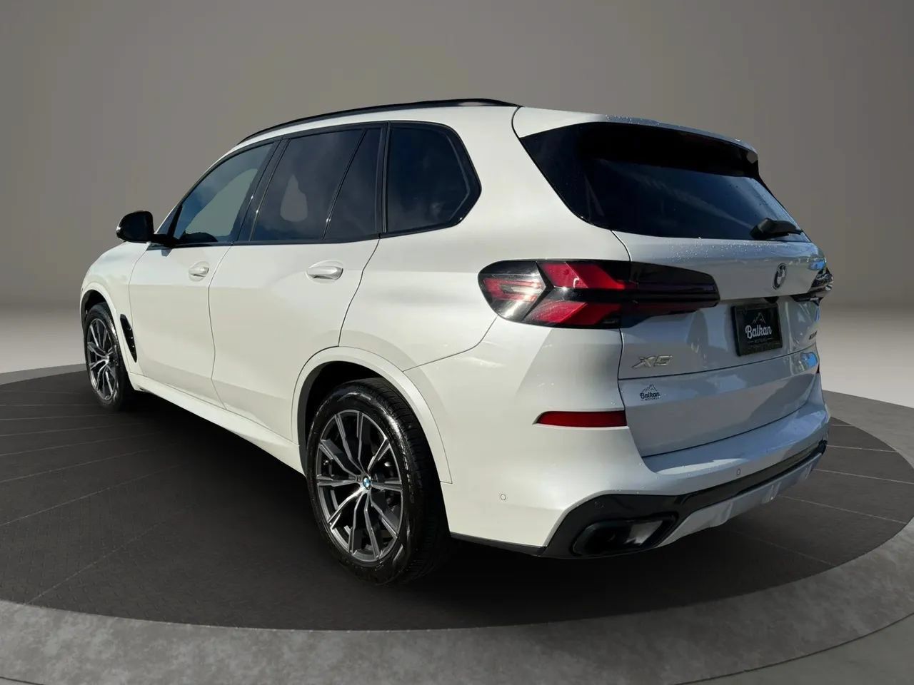 Used 2024 BMW X5 xDrive40i w/ M Sport Package AWD/4WD image 8